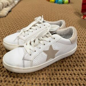 Steve Madden White and Tan Star Sneakers